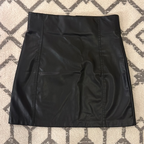 NWT Zara Faux Leather Mini Skirt Sz S - Black - Picture 3 of 4